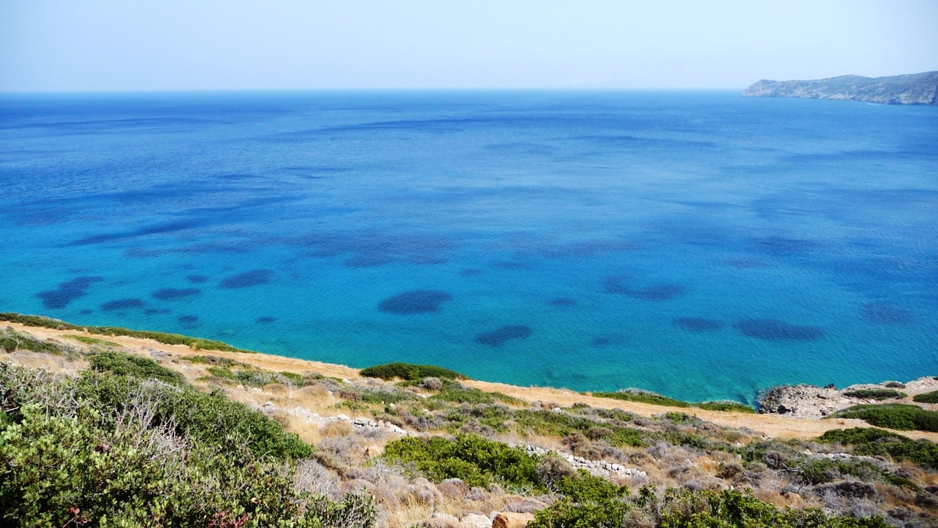Земля на Крите под уклоном над морем