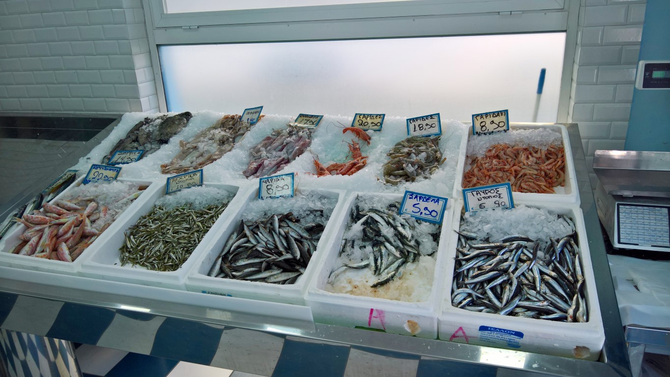 Можно купить свежую рыбу. Выкладка рыбы соленой рыбы. Витрина с соленой рыбой. Свежая рыба в Греции. Рыба Алушта свежая.